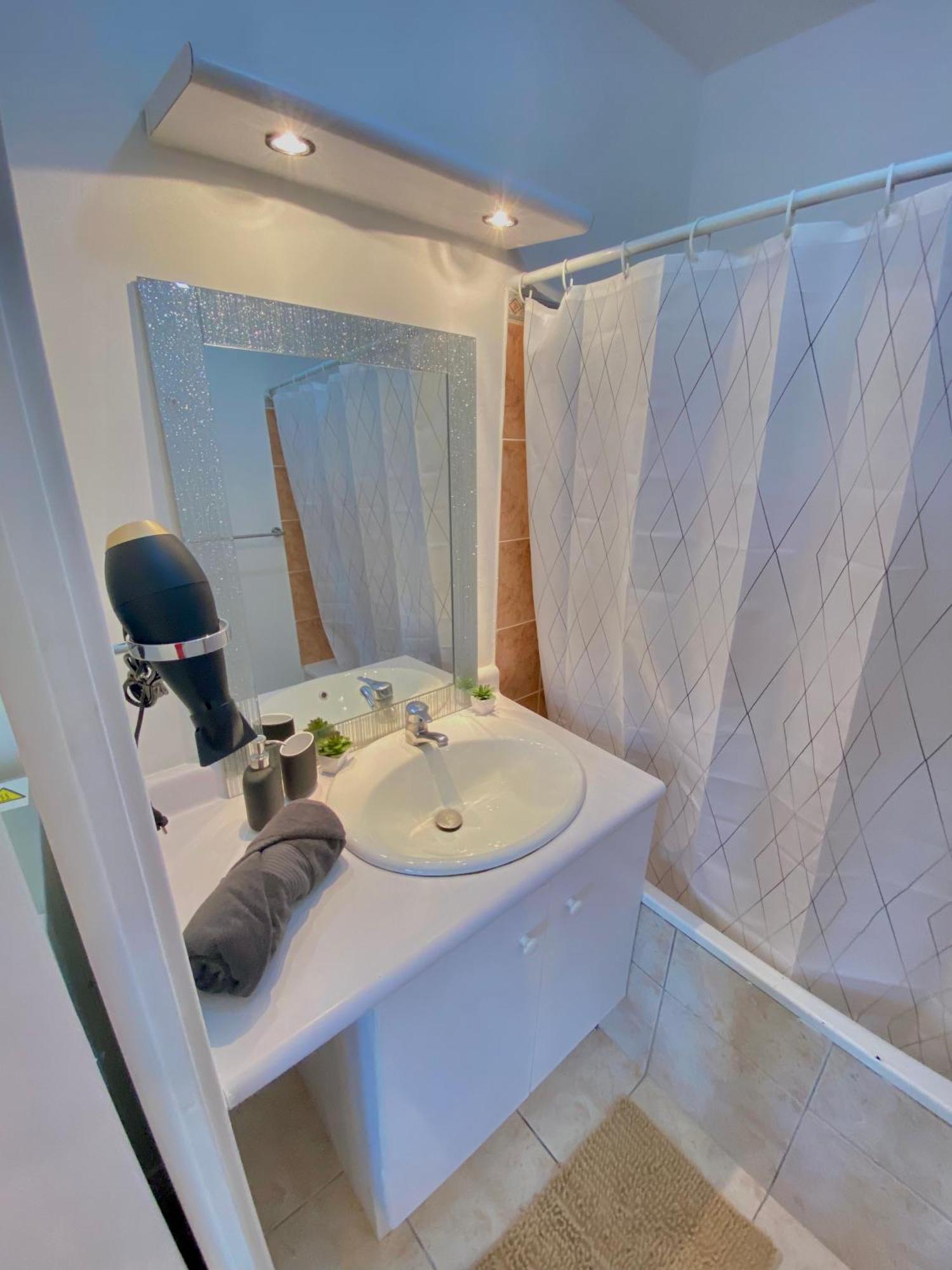 Cozy Riverfront Living, 5-Min Walk To Riverside Train Neuilly-Plaisance Dış mekan fotoğraf