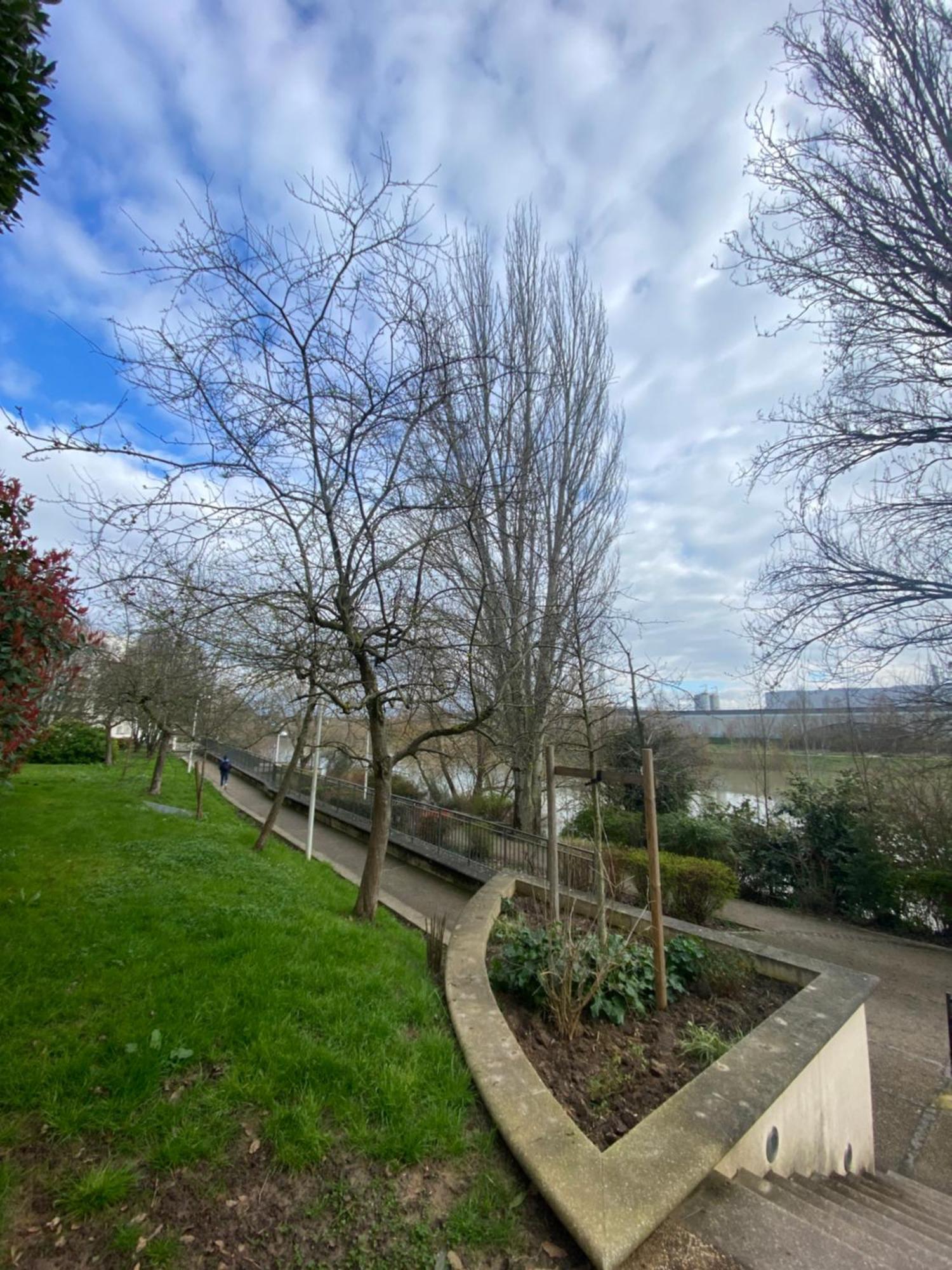 Cozy Riverfront Living, 5-Min Walk To Riverside Train Neuilly-Plaisance Dış mekan fotoğraf